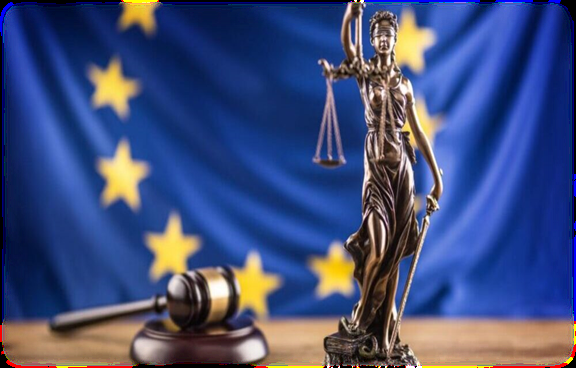 Estatua de la Justicia frente a la bandera de la Unión Europea