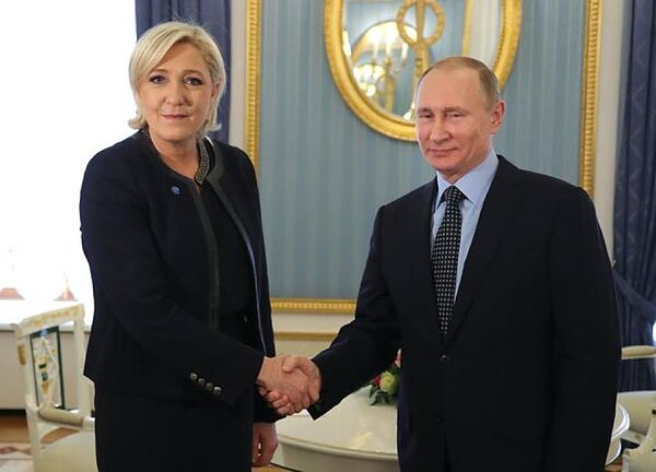 Marine Le Pen estrecha la mano de Vladimir Putin en el Kremlin
